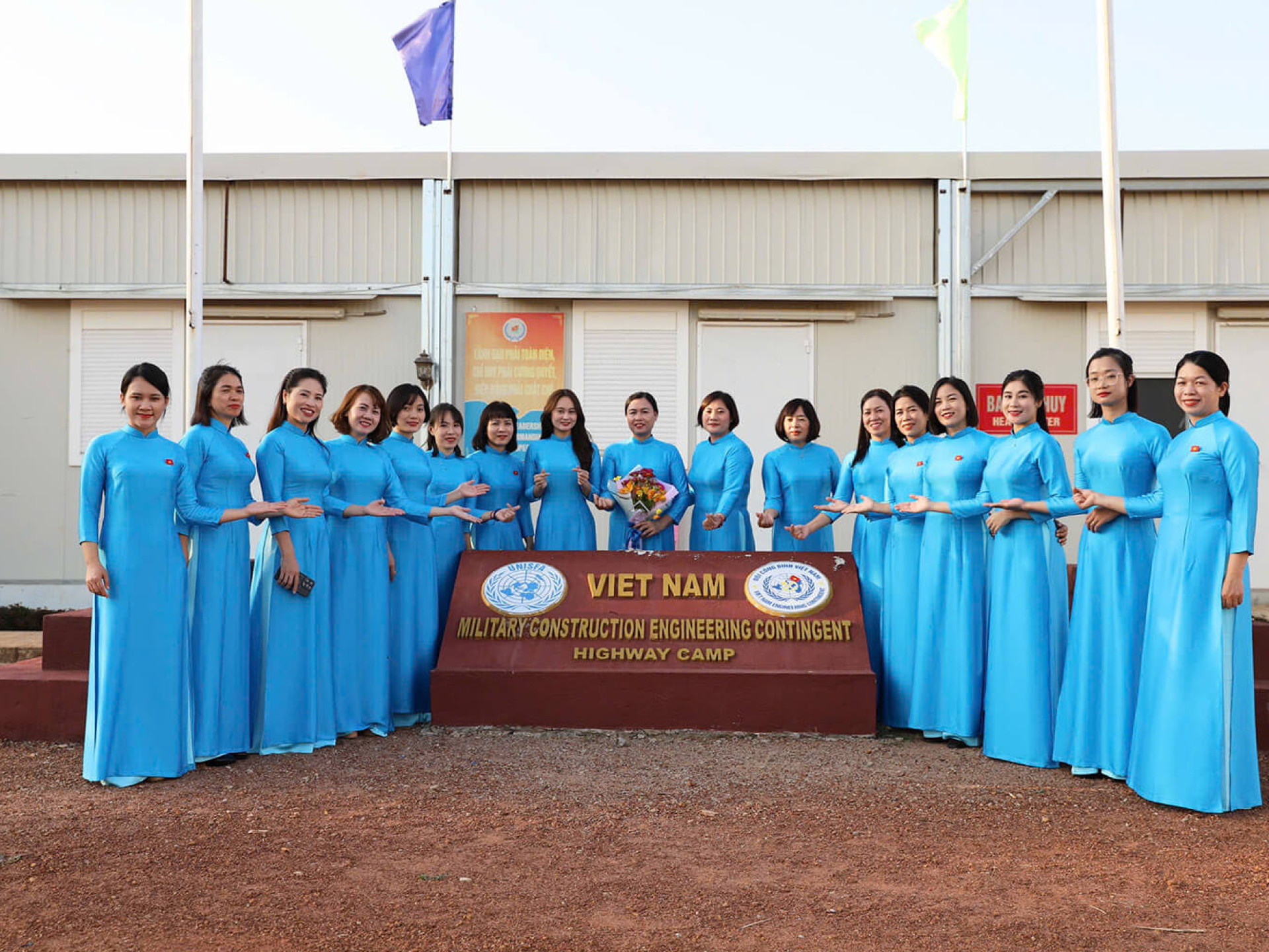 20-10 CỦA NHỮNG BÔNG HỒNG ÁO LÍNH TRÊN ĐẤT CHÂU PHI