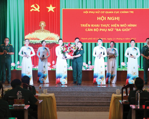 BA GIỎI” - SỨC BẬT CỦA PHỤ NỮ QUÂN KHU 7