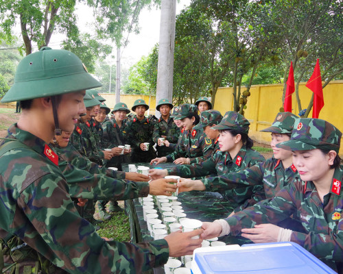 HOA THÉP NƠI THAO TRƯỜNG