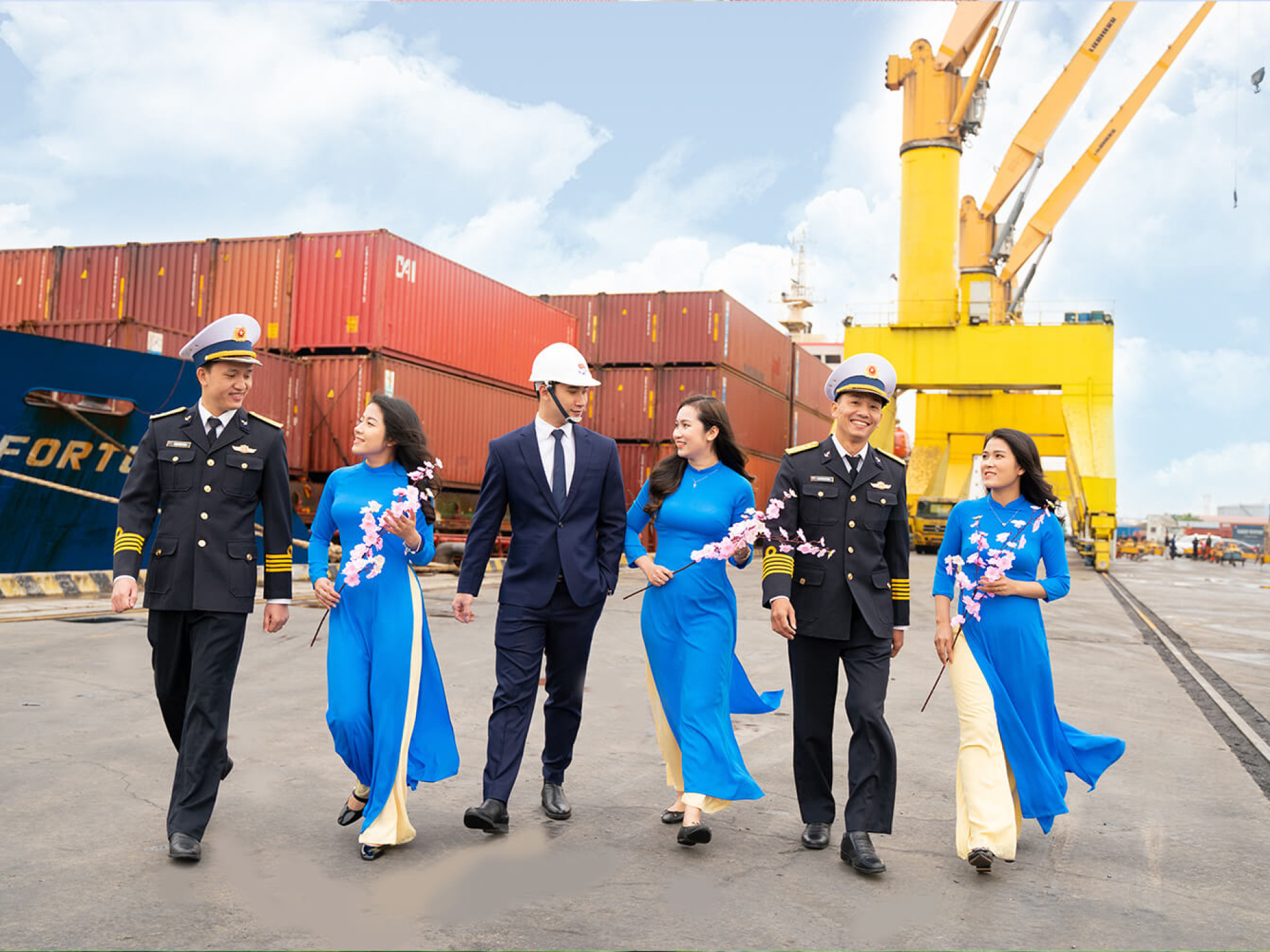 ÁO DÀI XANH NƠI BẾN CẢNG