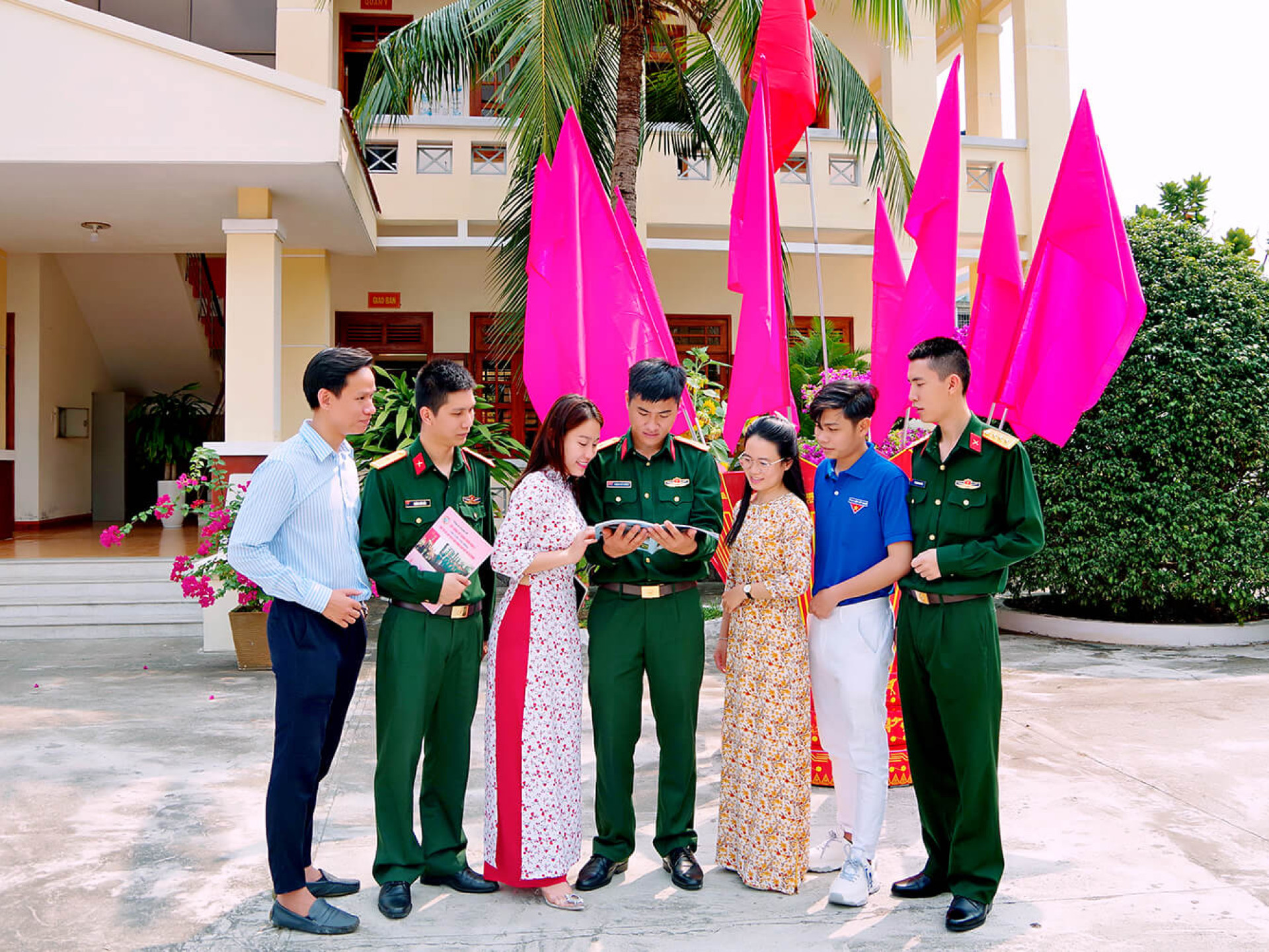 NÉT DỊU DÀNG TRONG SẮC XANH QUÂN NGŨ