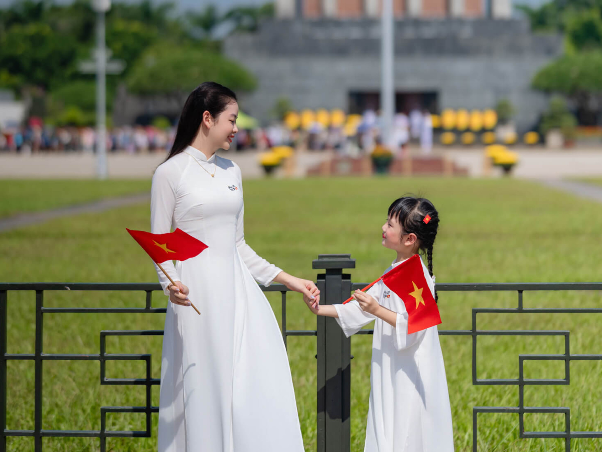 NIỀM TỰ HÀO BÊN LĂNG BÁC