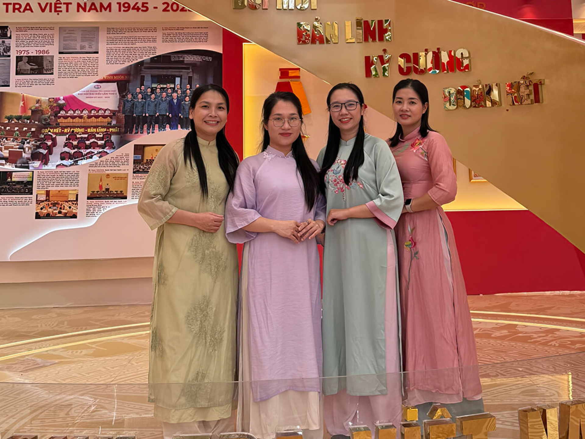 PHỤ NỮ THANH TRA CƠ YẾU: DUYÊN DÁNG VÀ BẢN LĨNH TRONG TÀ ÁO DÀI