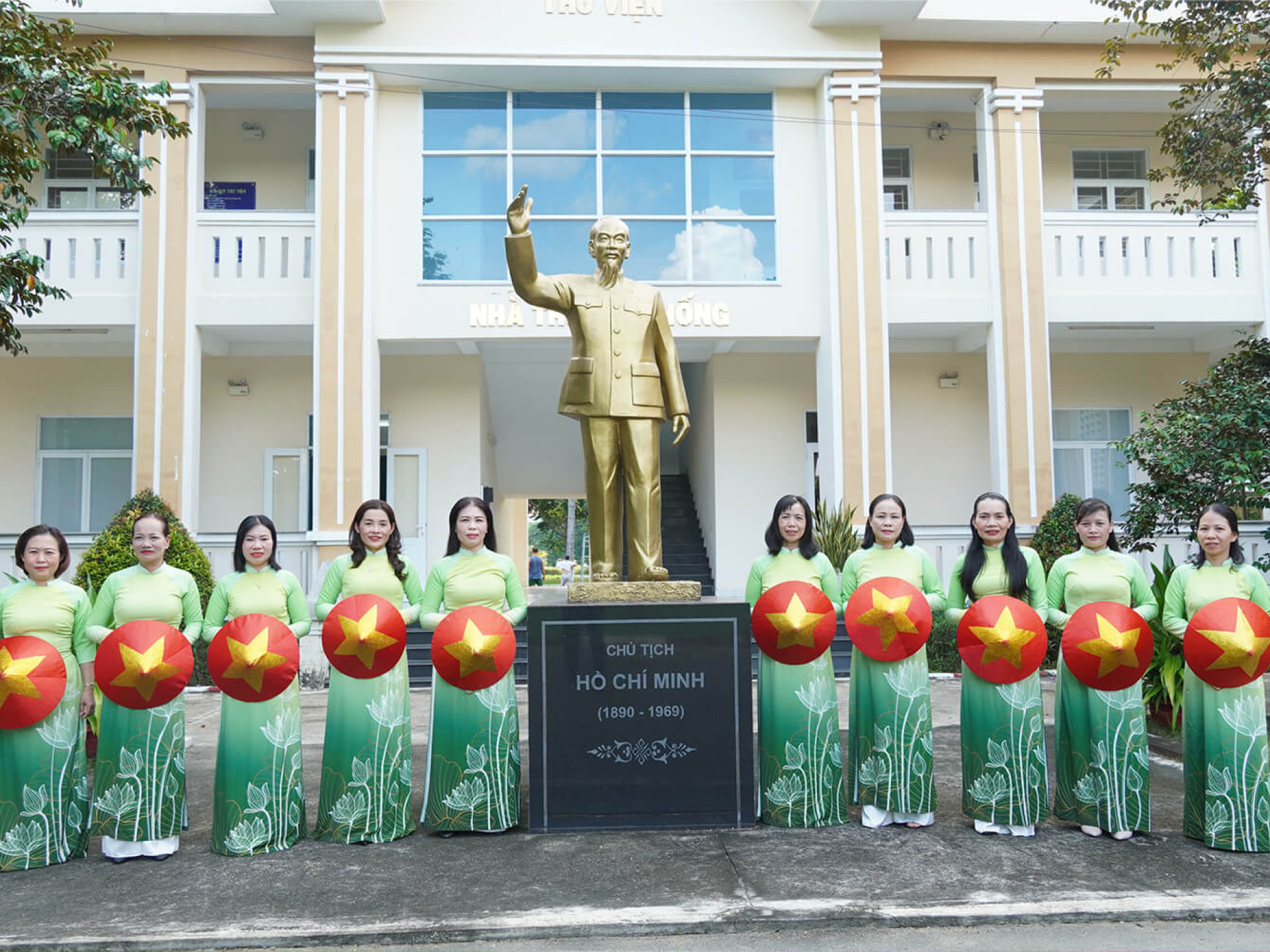 PHỤ NỮ TRƯỜNG QUÂN SỰ QUÂN KHU 7: DUYÊN DÁNG TRONG TÀ ÁO DÀI, VỮNG VÀNG TRÊN MỌI NHIỆM VỤ