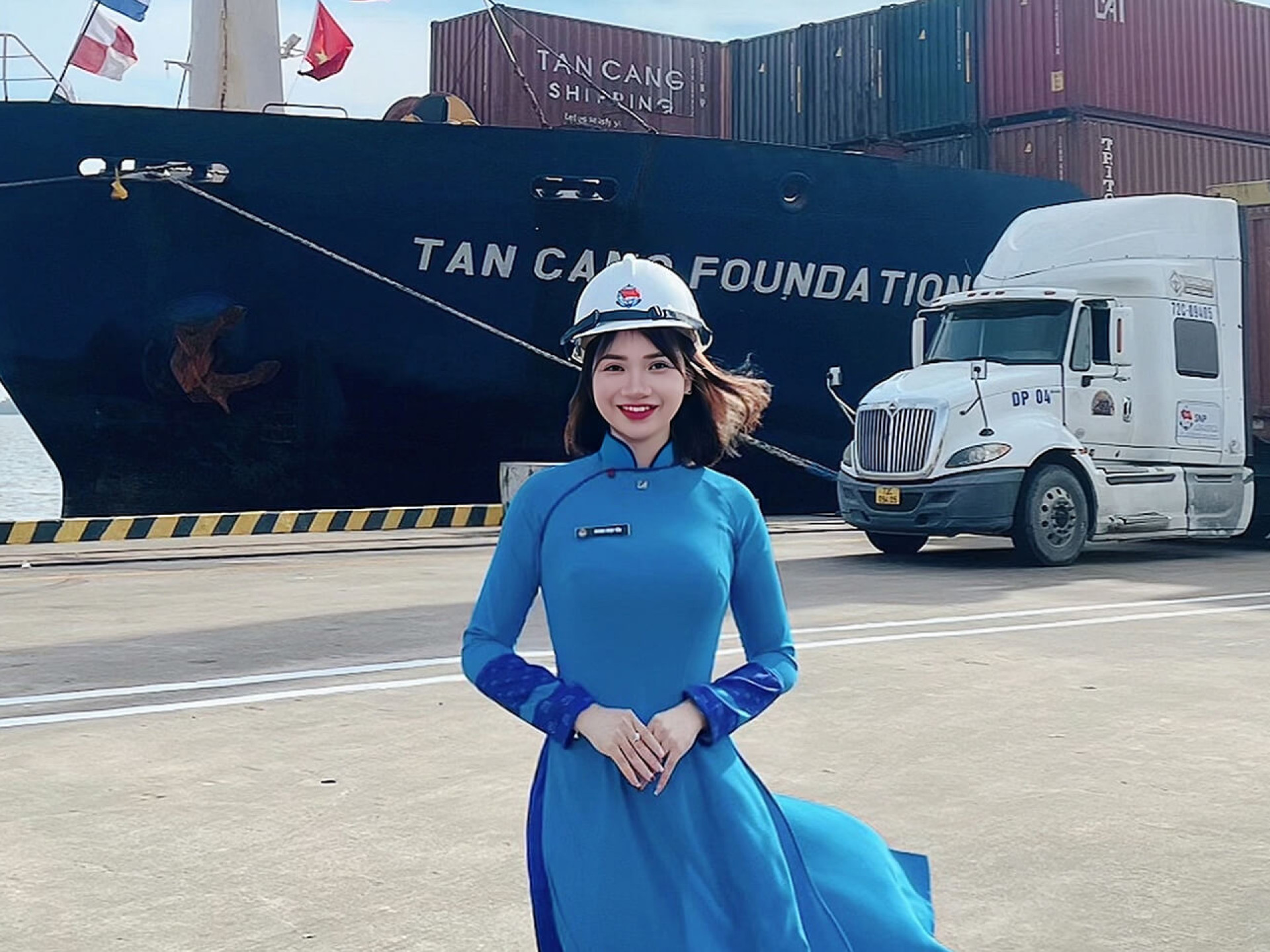 SẮC XANH HÒA BÌNH TRÊN BẾN CẢNG TỔ QUỐC