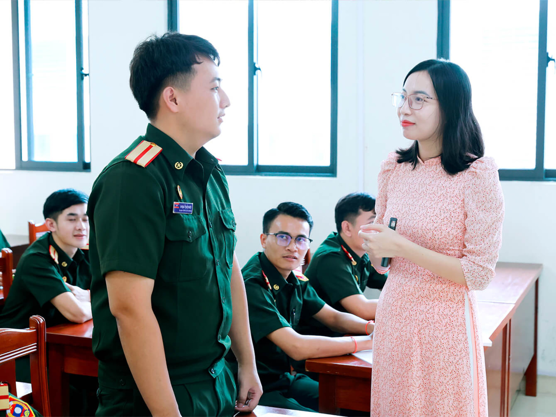 TÀ ÁO DÀI – NHỊP CẦU TRI THỨC VÀ HỮU NGHỊ VIỆT – LÀO