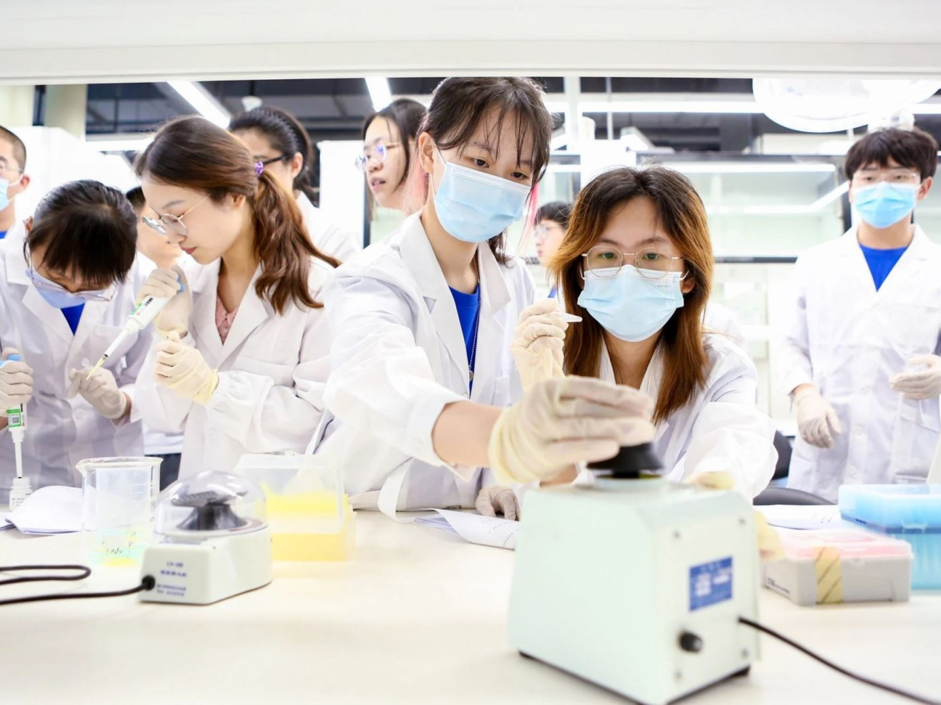 PHỤ NỮ TRUNG QUỐC TRONG TIẾN TRÌNH PHÁT TRIỂN KHOA HỌC - CÔNG NGHỆ