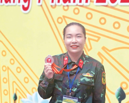 NỮ NHÂN VIÊN QUÂN LỰC MÊ VÕ THUẬT