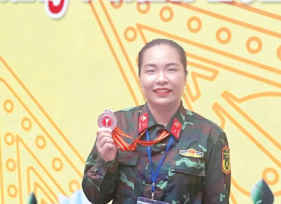 NỮ NHÂN VIÊN QUÂN LỰC MÊ VÕ THUẬT