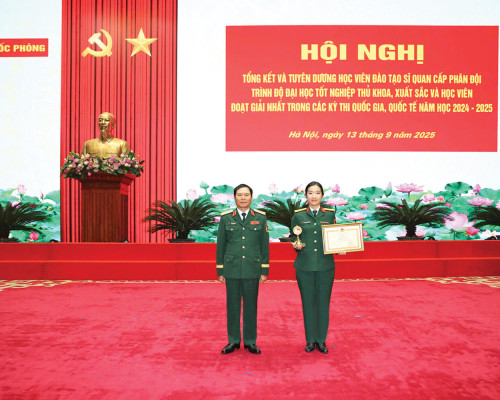 NỮ THỦ KHOA VỚI KHÁT VỌNG CỐNG HIẾN