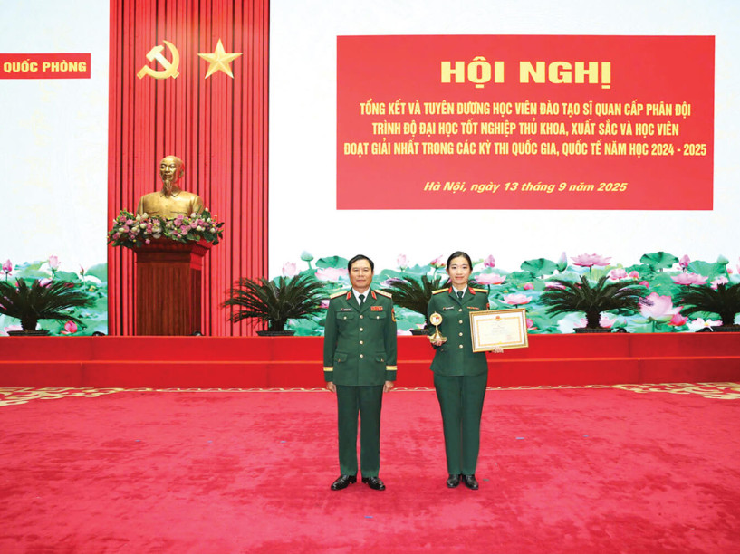 NỮ THỦ KHOA VỚI KHÁT VỌNG CỐNG HIẾN