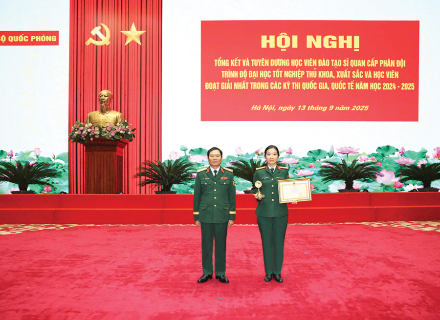 NỮ THỦ KHOA VỚI KHÁT VỌNG CỐNG HIẾN