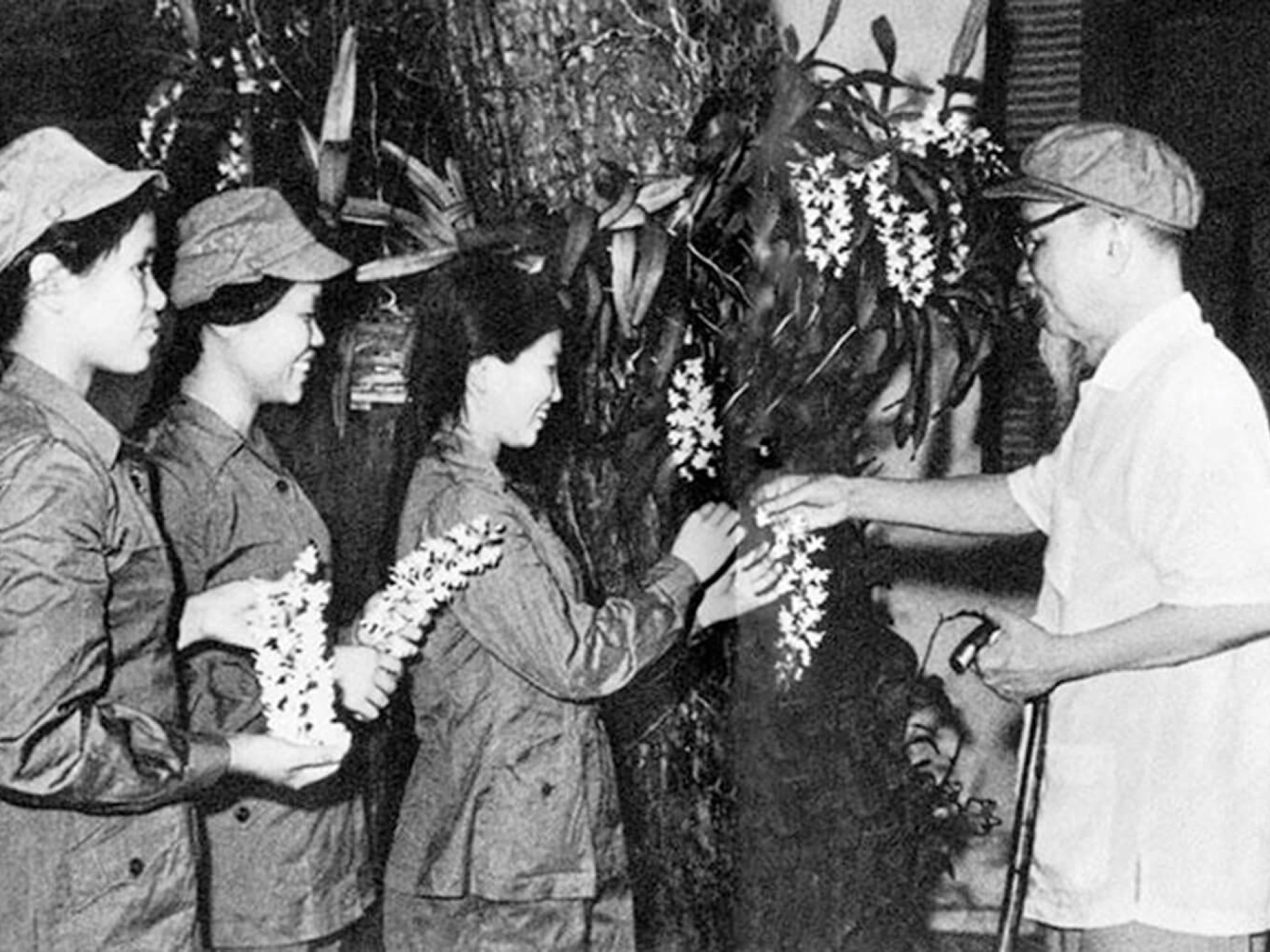 KHẮC GHI LỜI BÁC DẠY