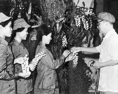 KHẮC GHI LỜI BÁC DẠY