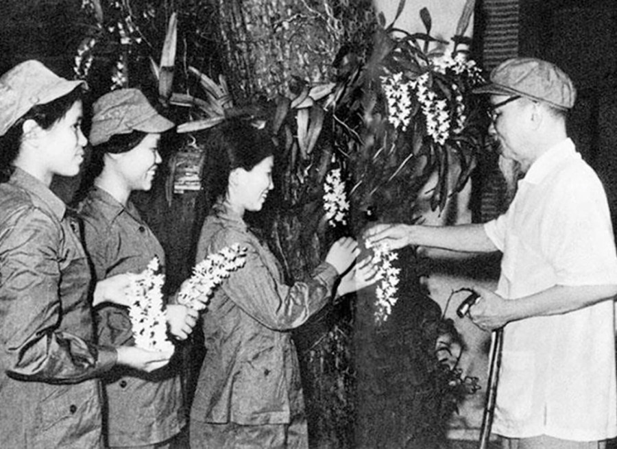 KHẮC GHI LỜI BÁC DẠY