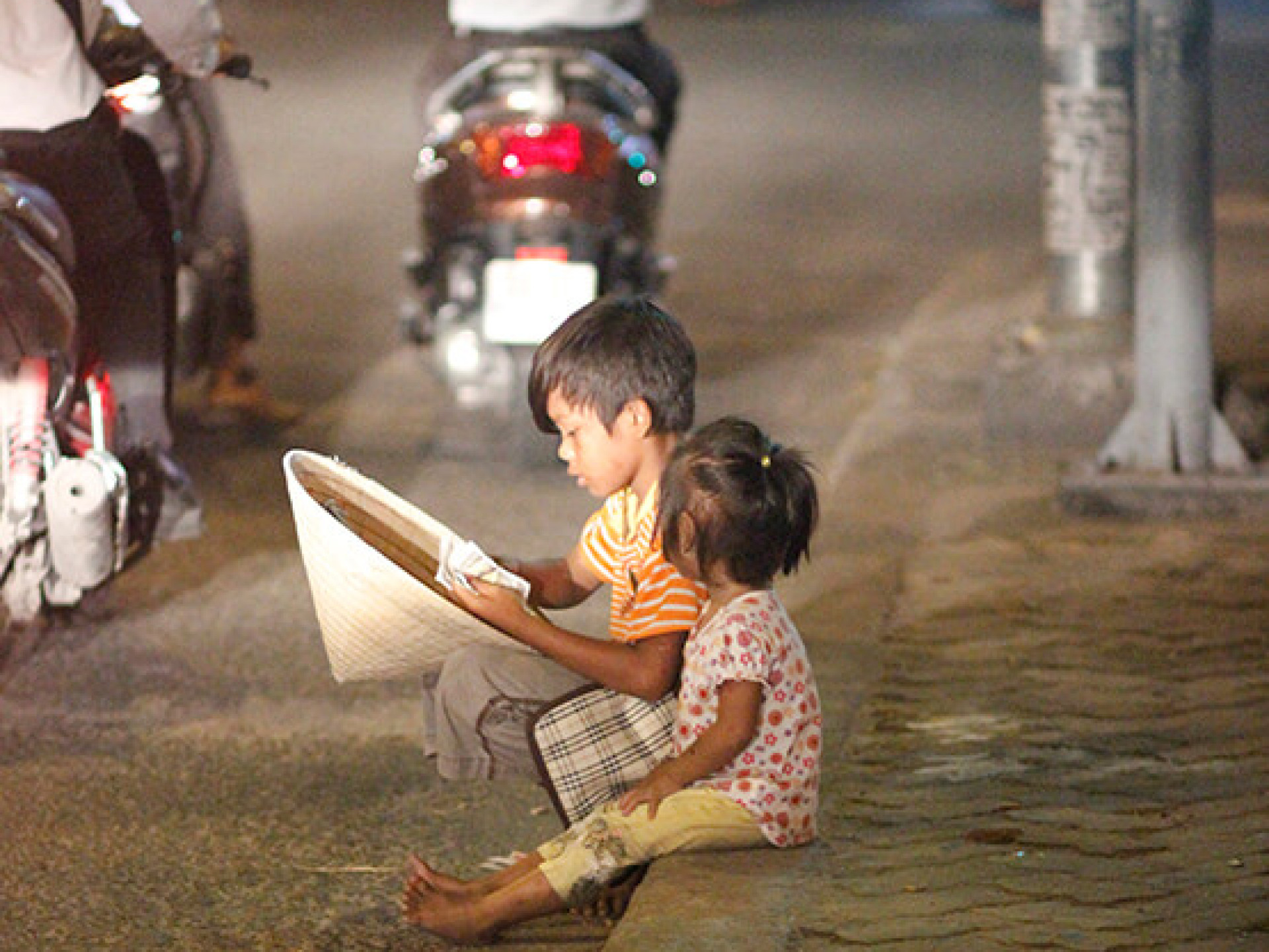 BẮT ÉP TRẺ EM ĐI ĂN XIN CÓ THỂ BỊ TRUY CỨU TRÁCH NHIỆM HÌNH SỰ