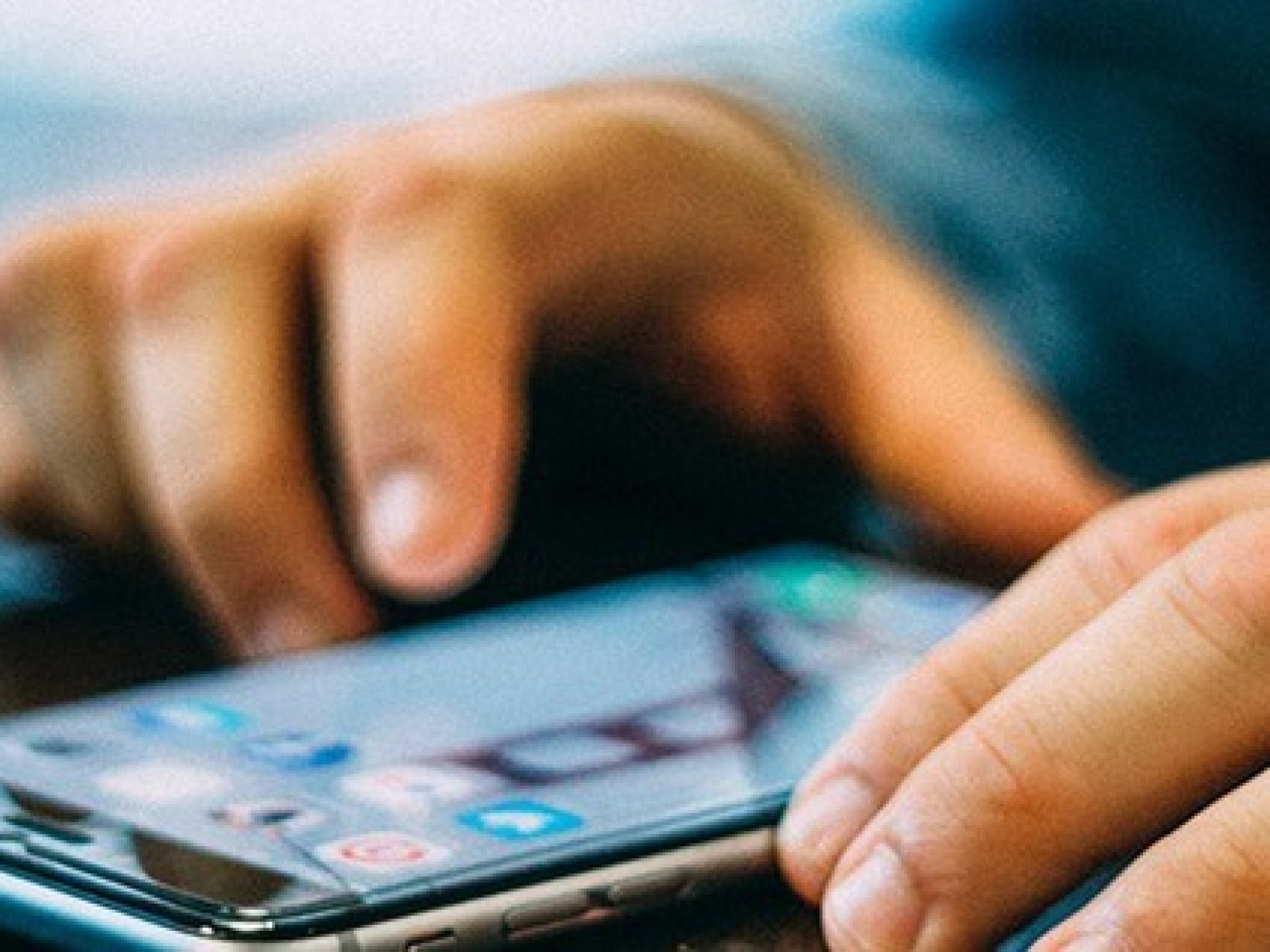 CẦN LÀM GÌ KHI VAY TIỀN QUA APP ĐIỆN THOẠI BỊ KHỦNG BỐ ĐÒI NỢ?