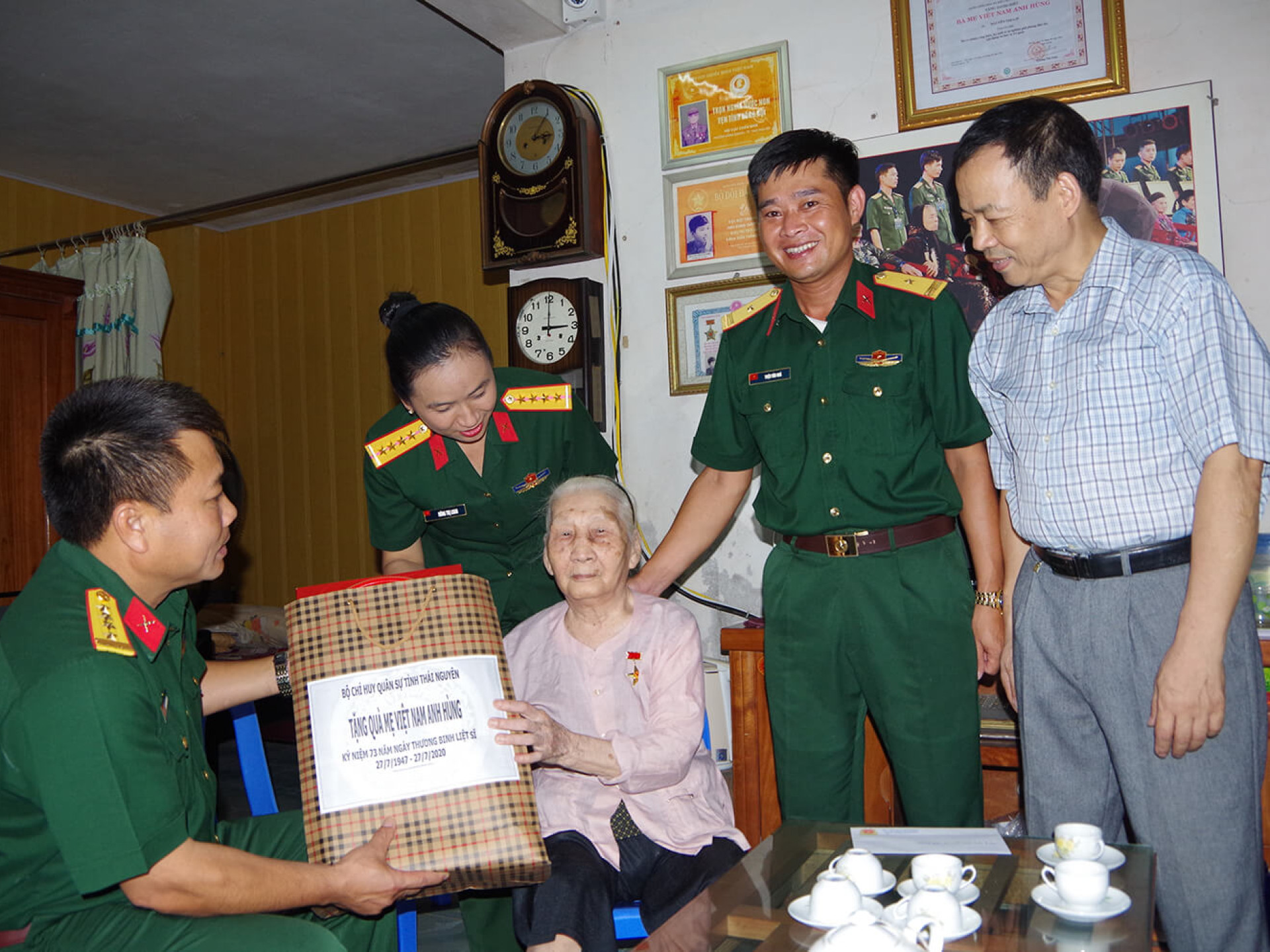 CHÍNH SÁCH ĐỐI VỚI NGƯỜI CÓ CÔNG VỚI CÁCH MẠNG VÀ THÂN NHÂN