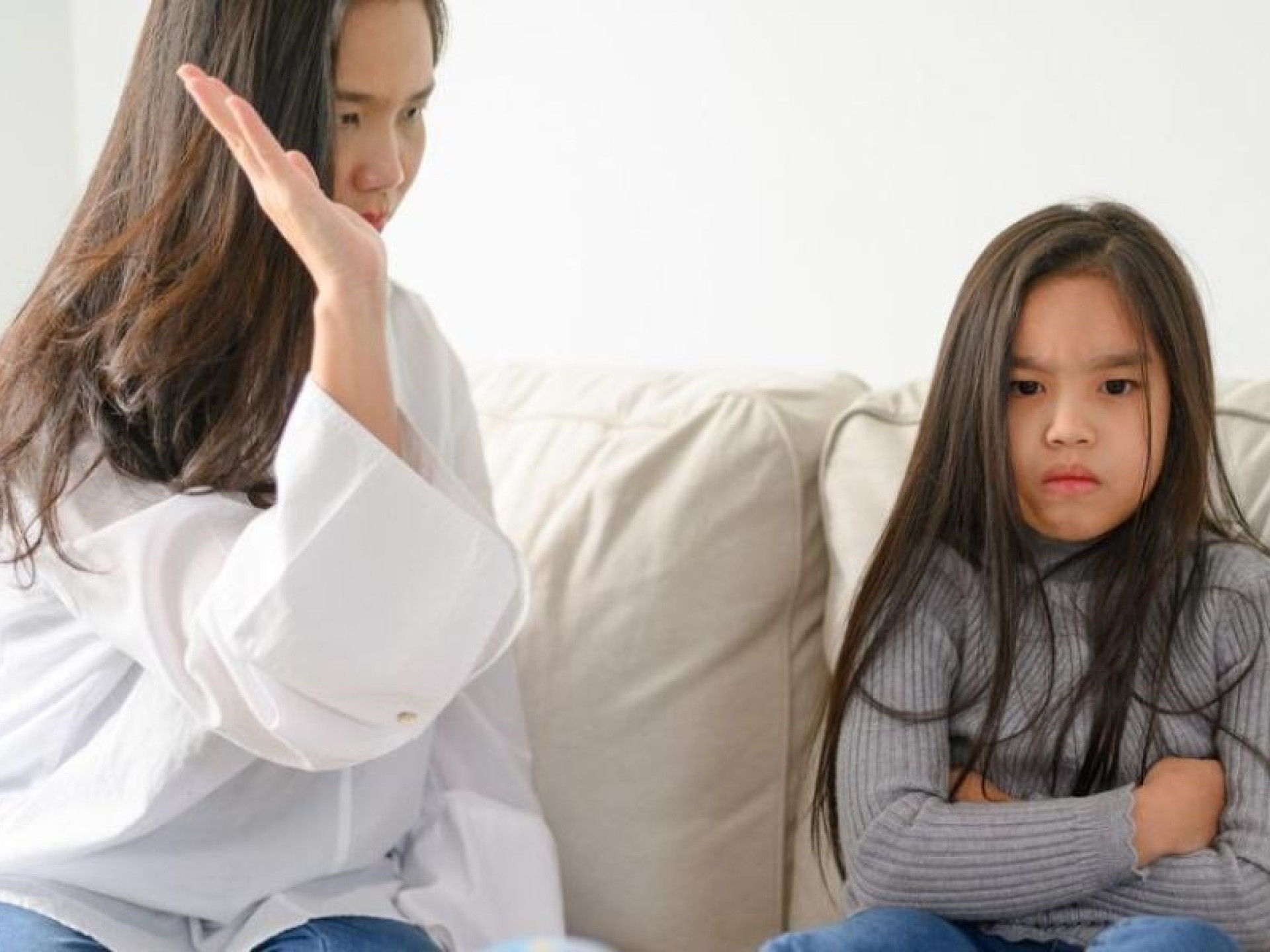 ĐÁNH CON ĐỂ GIÁO DỤC, PHỤ HUYNH CÓ THỂ BỊ PHẠT TỚI 20 TRIỆU ĐỒNG