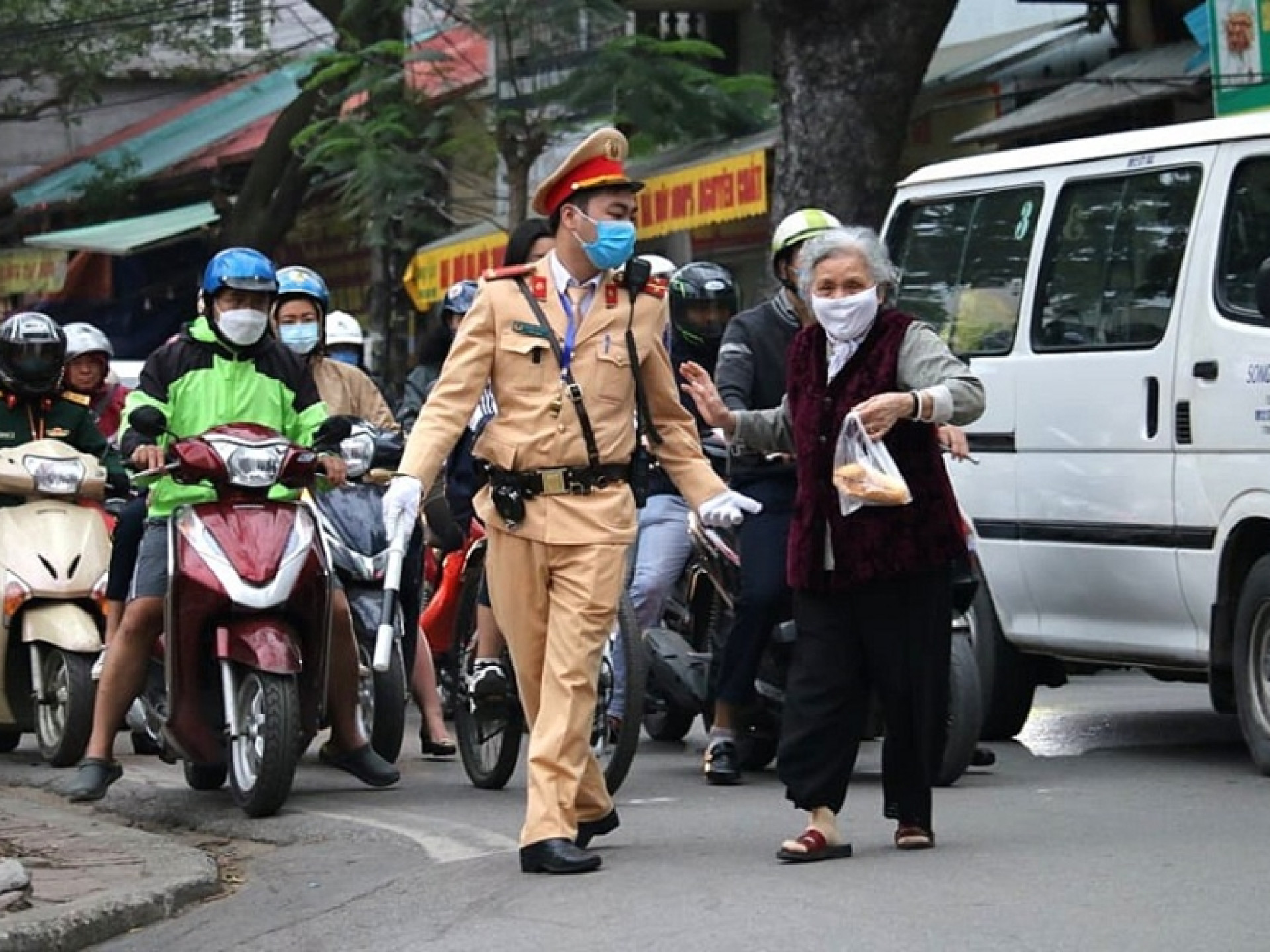 HỎI: PHÁP LUẬT QUY ĐỊNH NHƯ THẾ NÀO ĐỐI VỚI NGƯỜI ĐI BỘ VÀ CÁC ĐỐI TƯỢNG YẾU THẾ KHI THAM GIA GIAO THÔNG ĐƯỜNG BỘ?