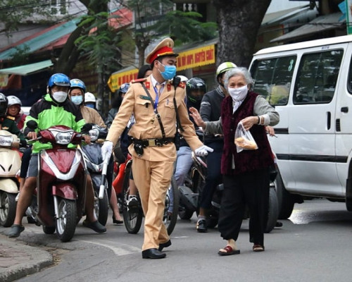 HỎI: PHÁP LUẬT QUY ĐỊNH NHƯ THẾ NÀO ĐỐI VỚI NGƯỜI ĐI BỘ...