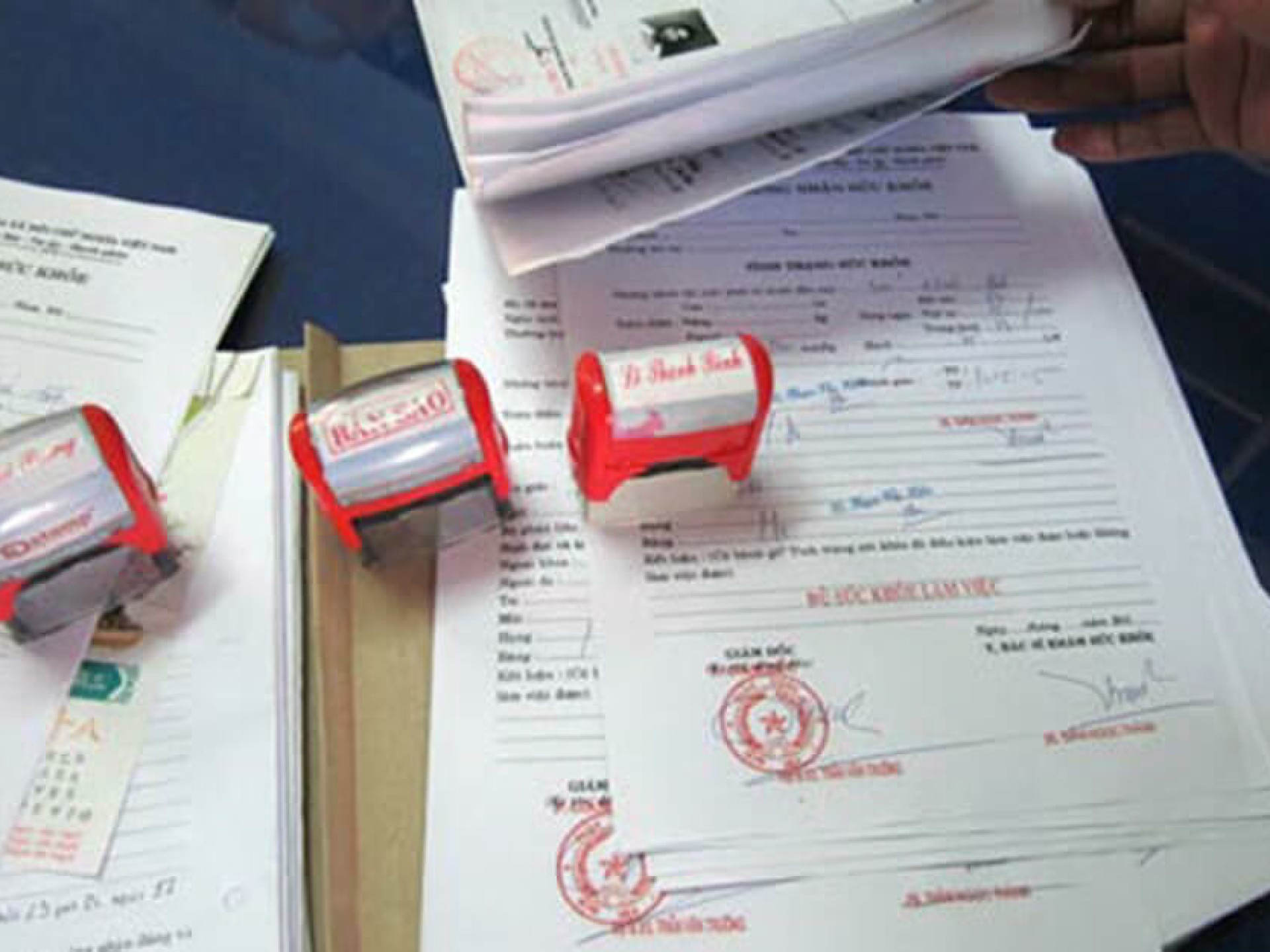 MỨC XỬ PHẠT ĐỐI VỚI HÀNH VI LÀM GIẢ CON DẤU, TÀI LIỆU CỦA CƠ QUAN, TỔ CHỨC