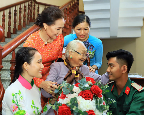 NGƯỜI CÓ CÔNG VỚI CÁCH MẠNG VÀ THÂN NHÂN ĐƯỢC HƯỞNG NHỮNG...