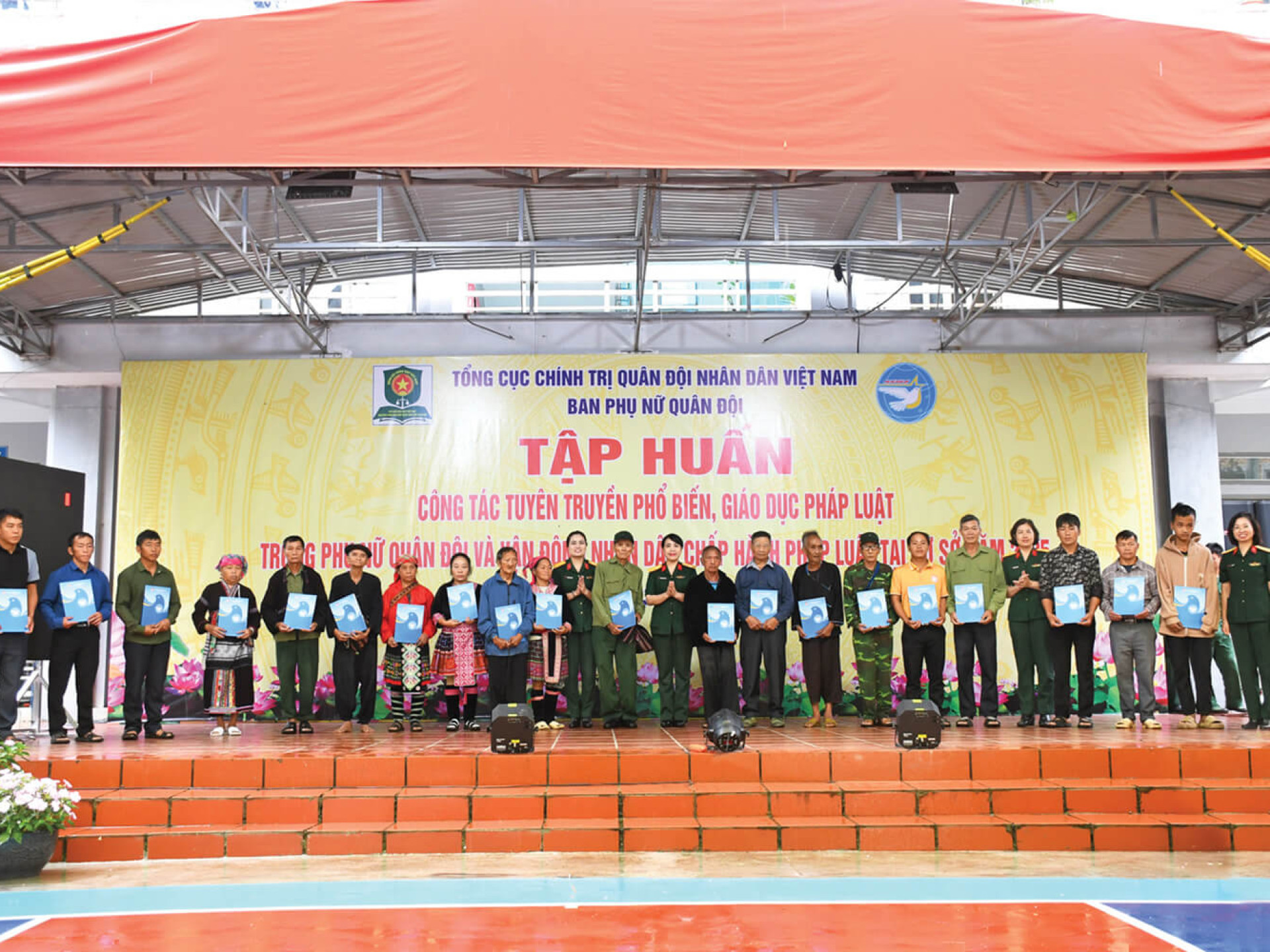 PHỤ NỮ QUÂN ĐỘI TIÊN PHONG, THỰC CHẤT TRONG CÔNG TÁC DÂN VẬN, GÓP PHẦN XÂY DỰNG “THẾ TRẬN LÒNG DÂN” VỮNG CHẮC