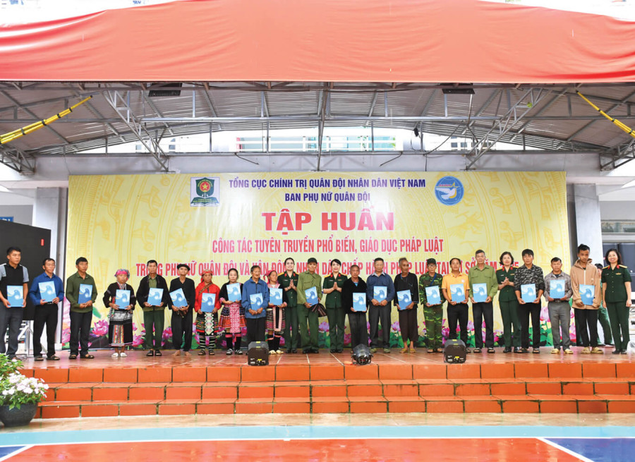 PHỤ NỮ QUÂN ĐỘI TIÊN PHONG, THỰC CHẤT TRONG CÔNG TÁC DÂN VẬN, GÓP PHẦN XÂY DỰNG “THẾ TRẬN LÒNG DÂN” VỮNG CHẮC