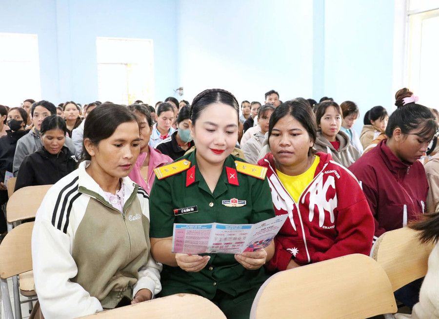 QUÂN KHU 5: CHUNG TAY LAN TỎA TINH THẦN THƯỢNG TÔN PHÁP LUẬT TẠI XÃ ĐĂK KÔI