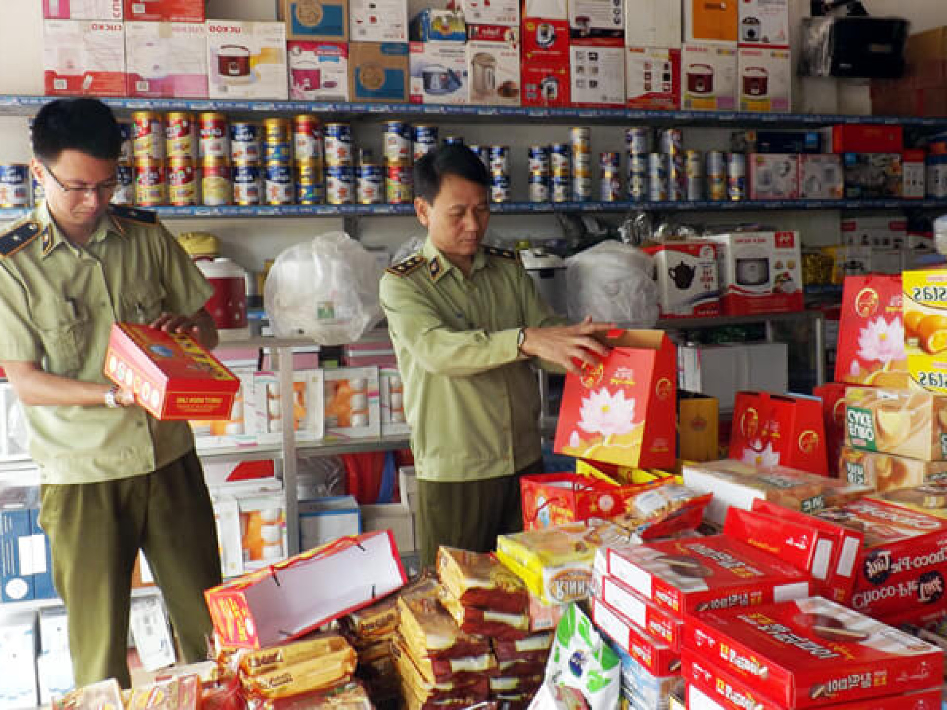 SẢN XUẤT, BUÔN BÁN HÀNG GIẢ LÀ LƯƠNG THỰC CÓ THỂ BỊ PHẠT TÙ ĐẾN CHUNG THÂN