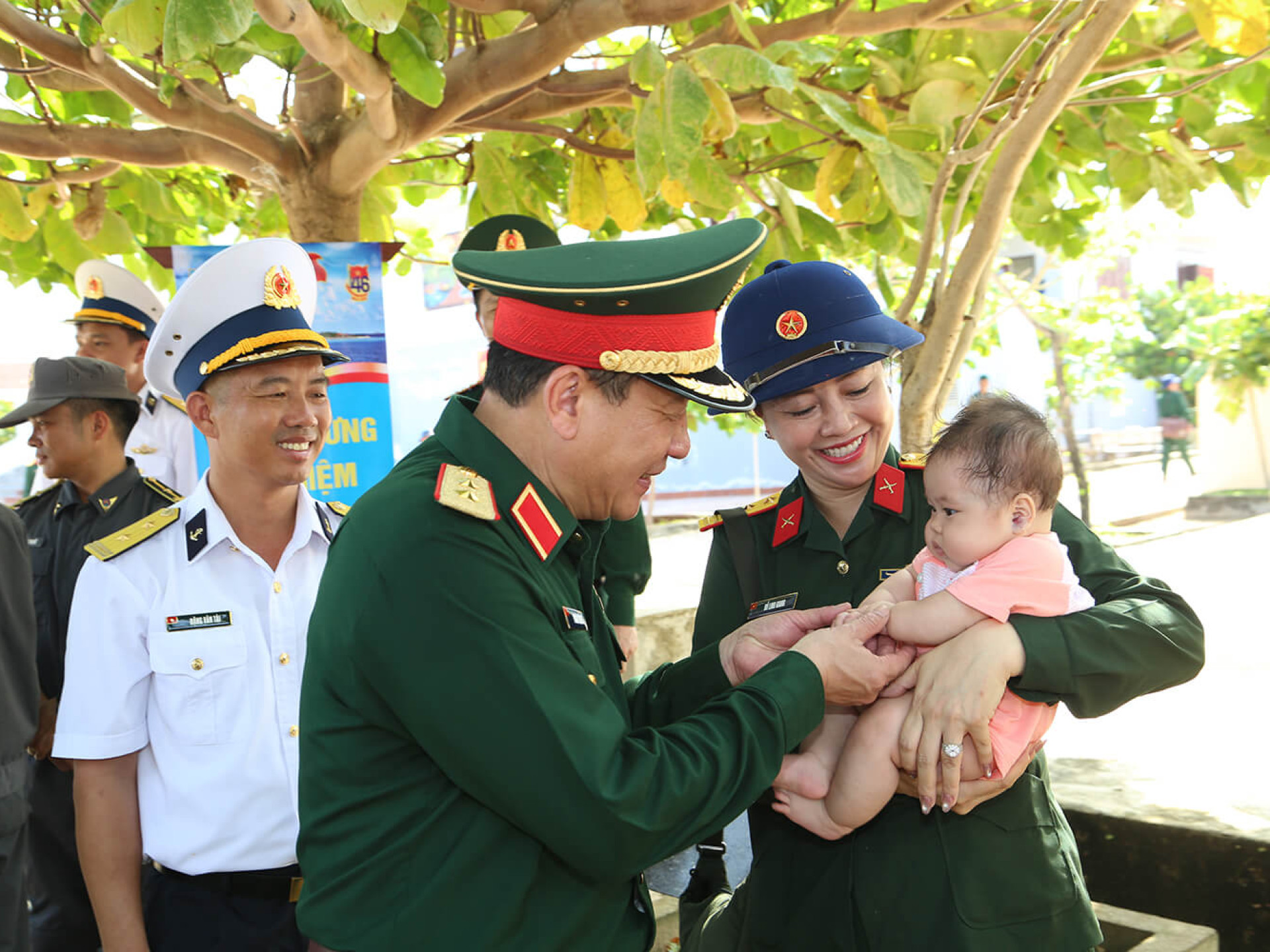 MANG YÊU THƯƠNG TỚI TRƯỜNG SA