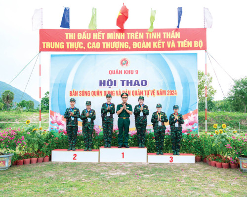 NỮ “XẠ THỦ” ĐUA TÀI