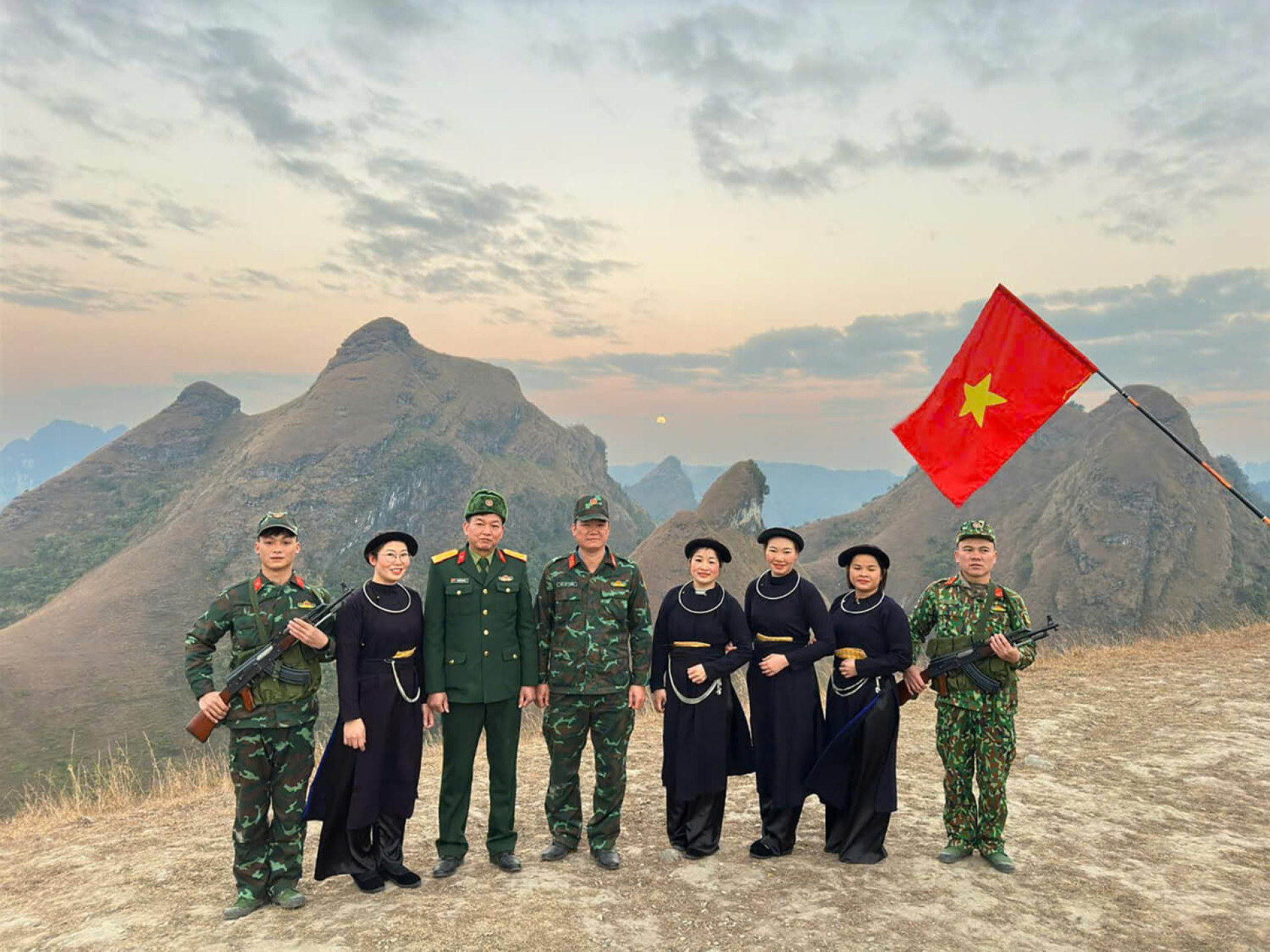 TỰ HÀO CANH GIỮ BIÊN CƯƠNG