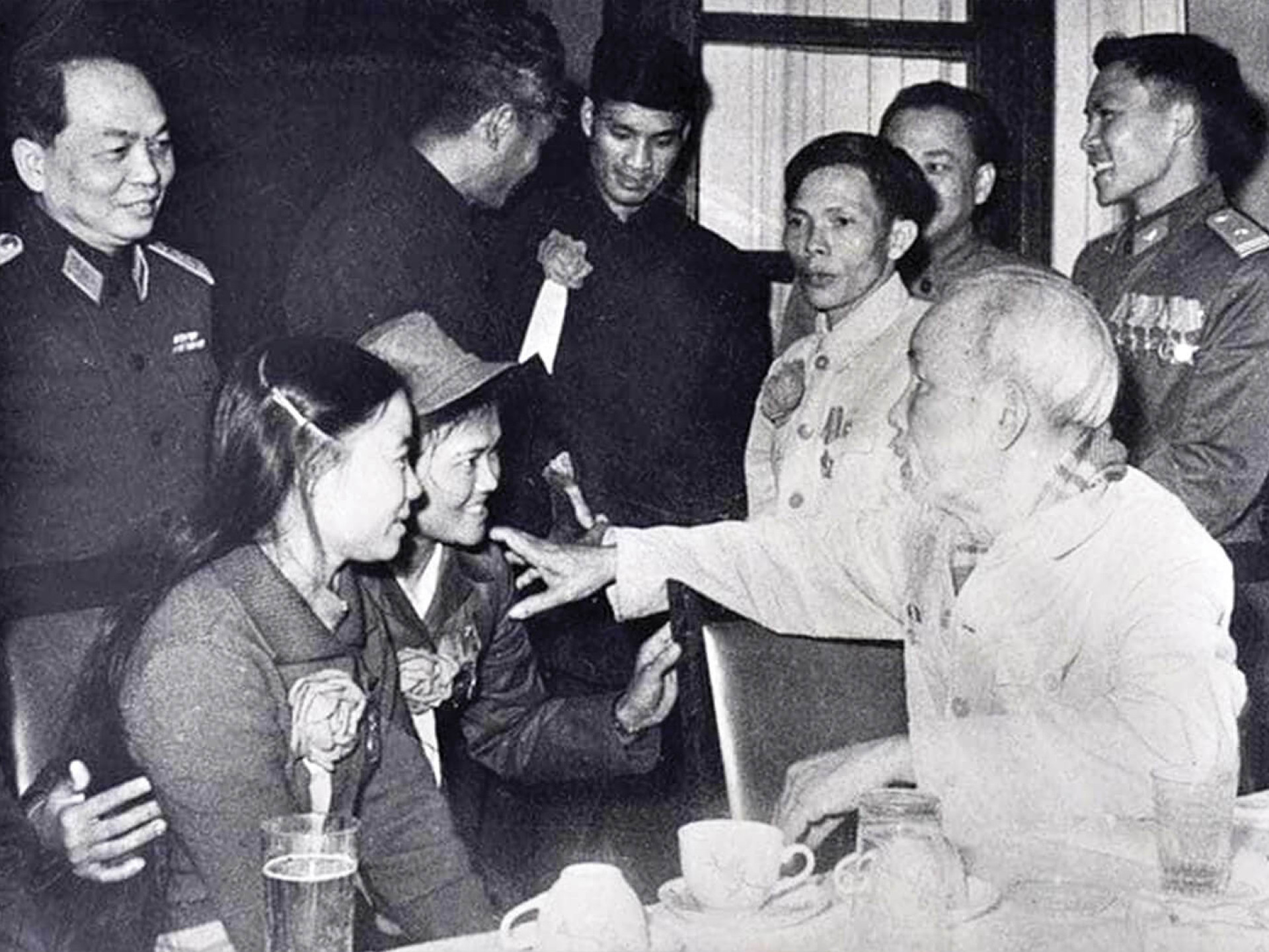 TÌNH CẢM CỦA CHỦ TỊCH HỒ CHÍ MINH ĐỐI VỚI PHỤ NỮ QUÂN ĐỘI