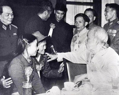 TÌNH CẢM CỦA CHỦ TỊCH HỒ CHÍ MINH ĐỐI VỚI PHỤ NỮ QUÂN...