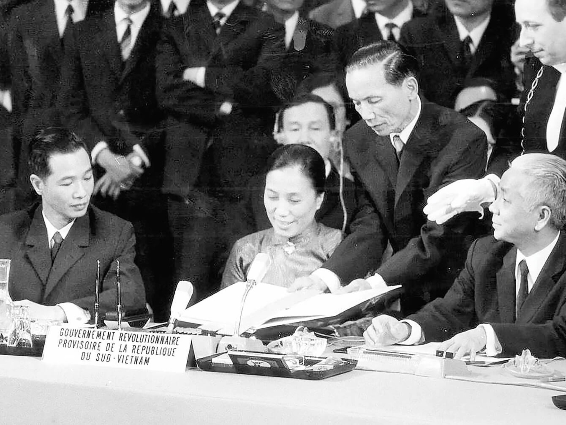 KHÁT VỌNG HÒA BÌNH