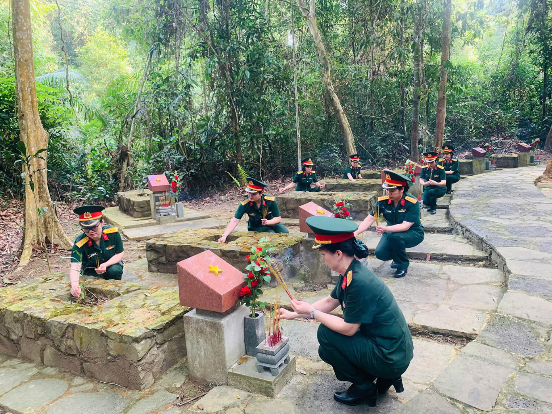 NHỮNG CHIẾC NÔI ÚP NGƯỢC