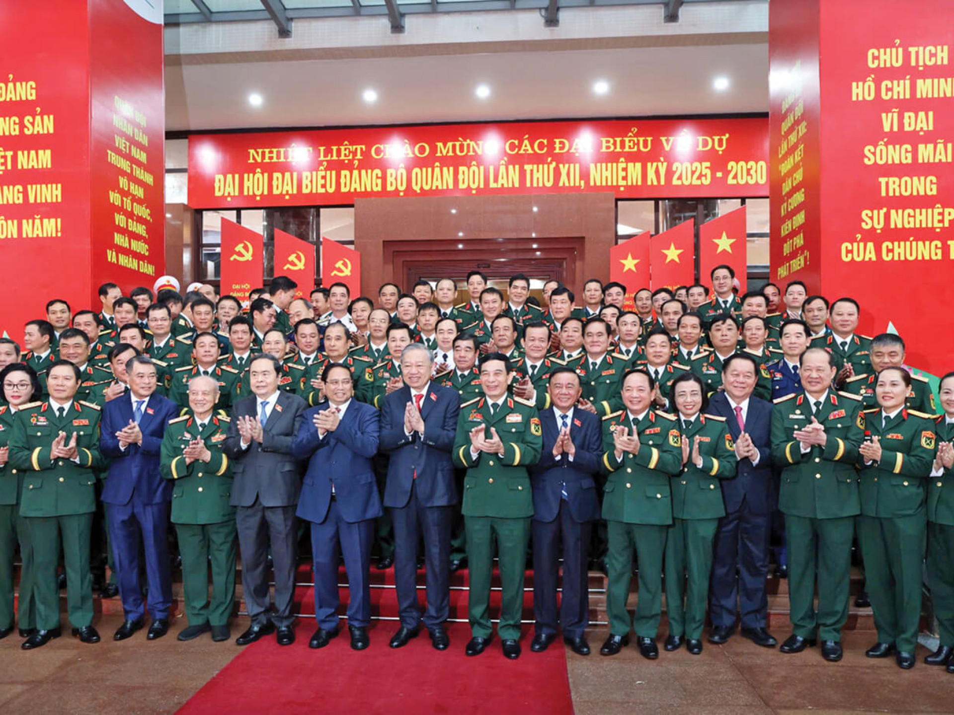 PHỤ NỮ QUÂN ĐỘI CHÀO MỪNG THÀNH CÔNG ĐẠI HỘI ĐẠI BIỂU ĐẢNG BỘ QUÂN ĐỘI LẦN THỨ XII