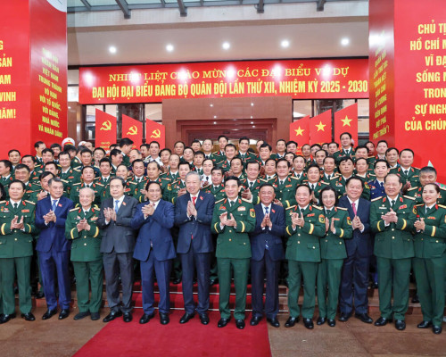 PHỤ NỮ QUÂN ĐỘI CHÀO MỪNG THÀNH CÔNG ĐẠI HỘI ĐẠI BIỂU...