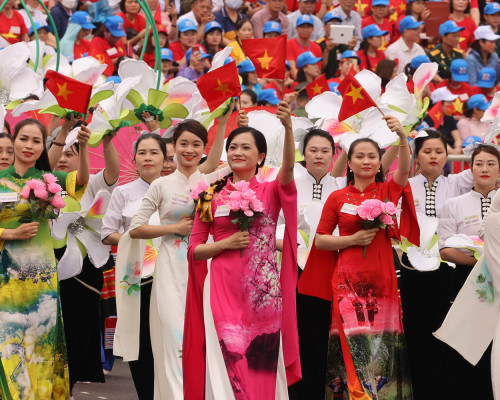 TRONG RỪNG HOA NGÁT HƯƠNG