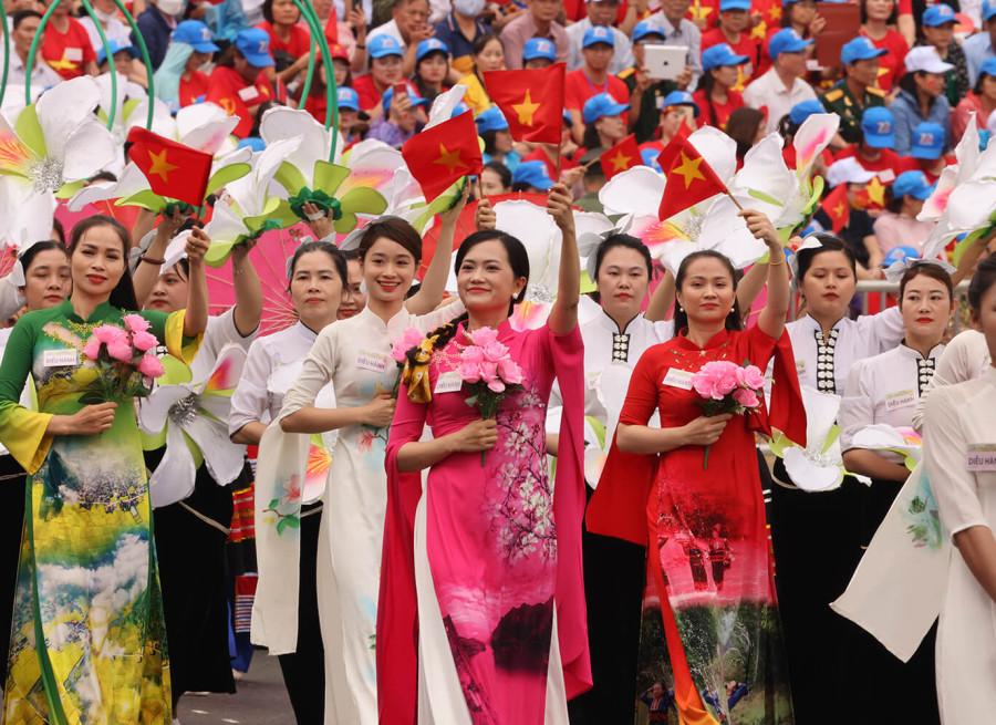 TRONG RỪNG HOA NGÁT HƯƠNG