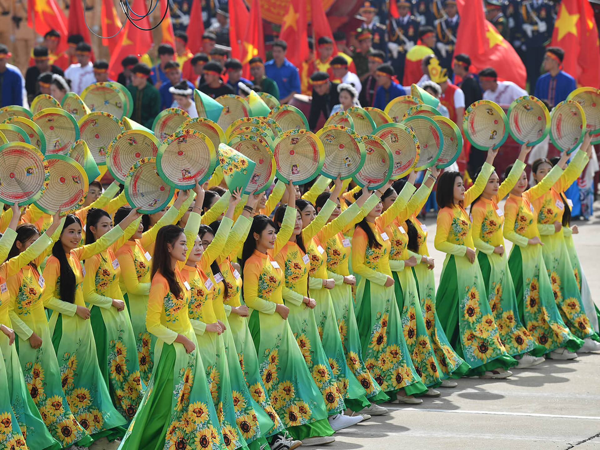 VỚI THÁNG MƯỜI THƯƠNG MẾN!