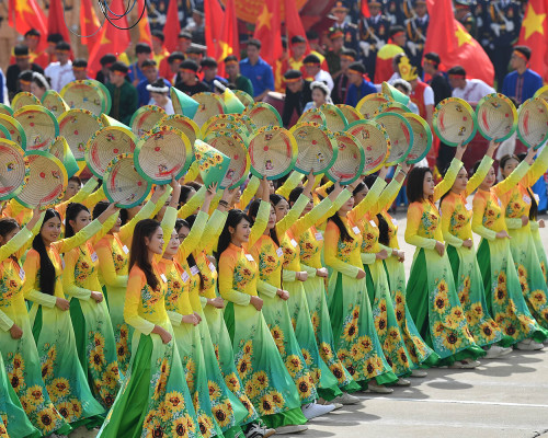 VỚI THÁNG MƯỜI THƯƠNG MẾN!