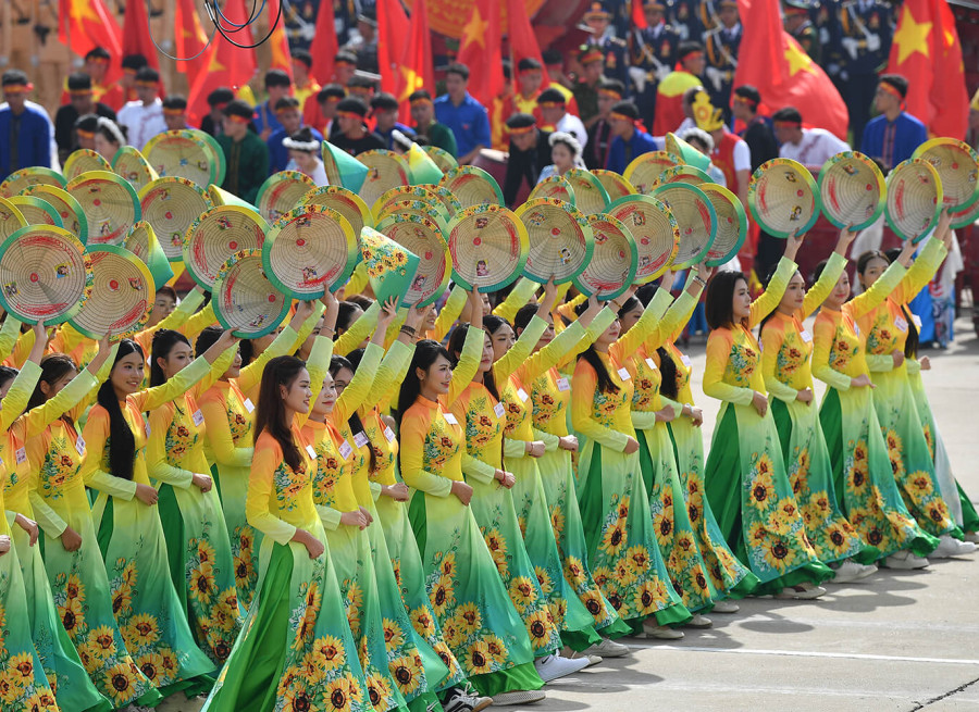 VỚI THÁNG MƯỜI THƯƠNG MẾN!