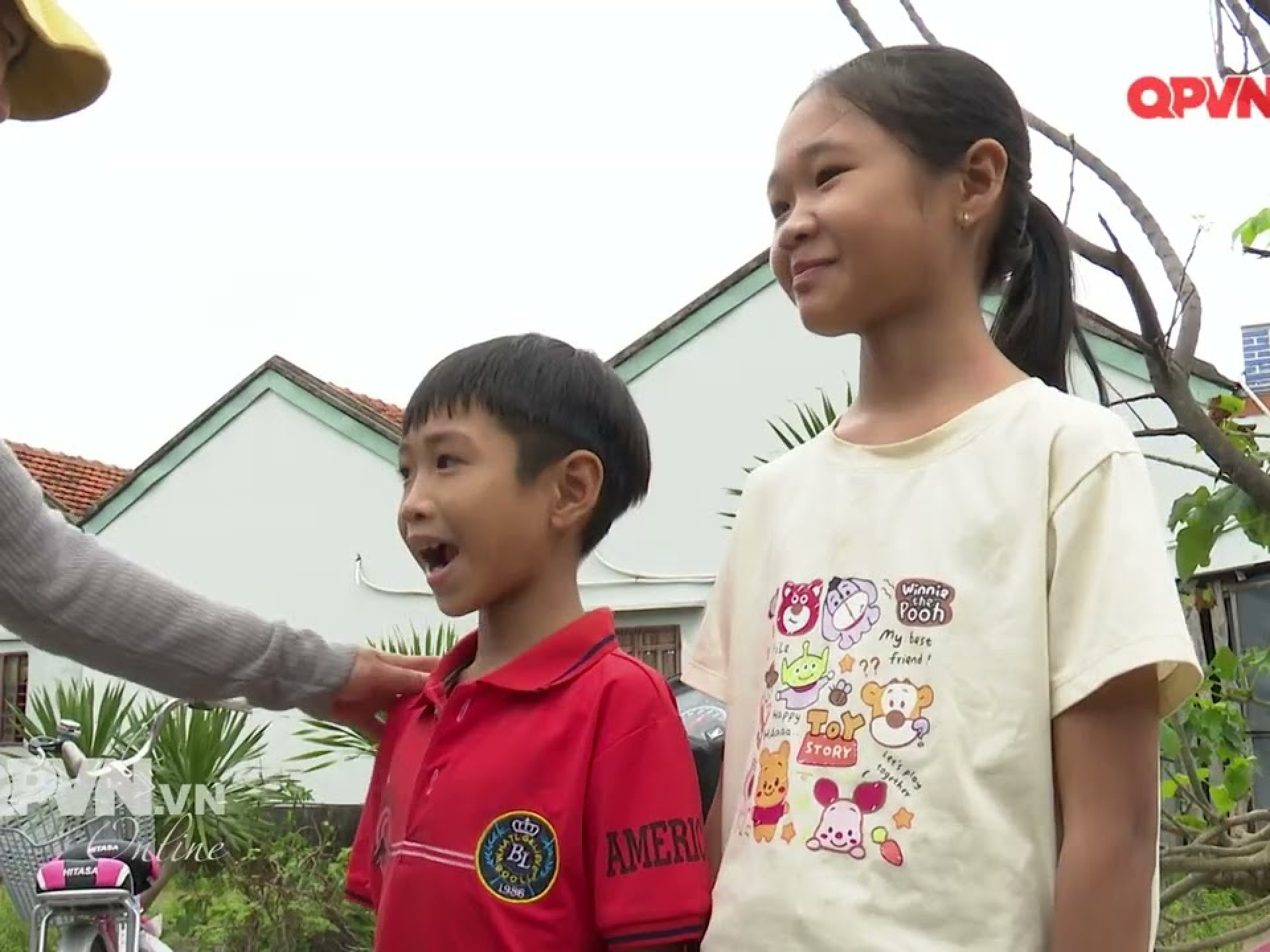 NÂNG BƯỚC EM TỚI TRƯỜNG