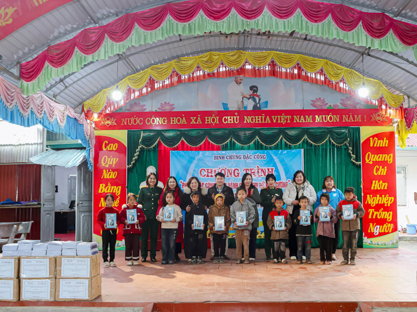 XUÂN BIÊN CƯƠNG ẤM ÁP NGHĨA TÌNH PHỤ NỮ ĐẶC CÔNG