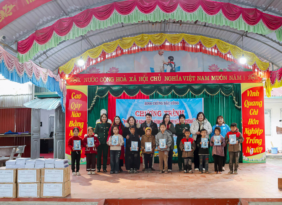 XUÂN BIÊN CƯƠNG ẤM ÁP NGHĨA TÌNH PHỤ NỮ ĐẶC CÔNG