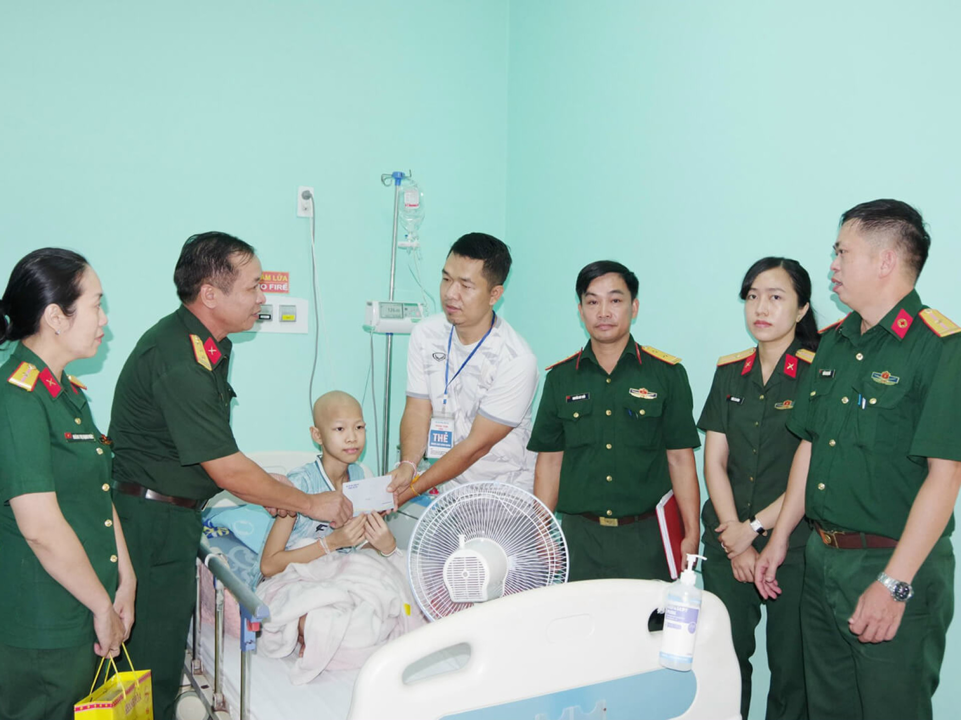 BỘ CHỈ HUY QUÂN SỰ THÀNH PHỐ HUẾ THĂM BỆNH NHÂN, CON MỘT CÁN BỘ NGƯỜI LÀO