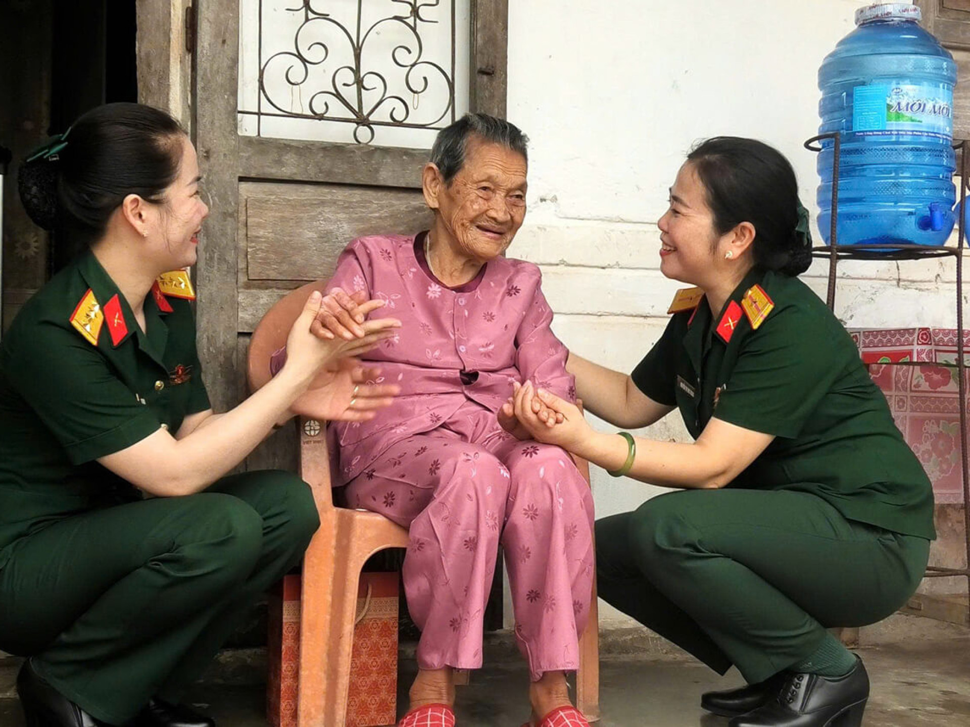 BỘ CHỈ HUY QUÂN SỰ TỈNH QUẢNG TRỊ HỘI PHỤ NỮ VỚI NHỮNG TẤM ÁO LỤA TRI ÂN